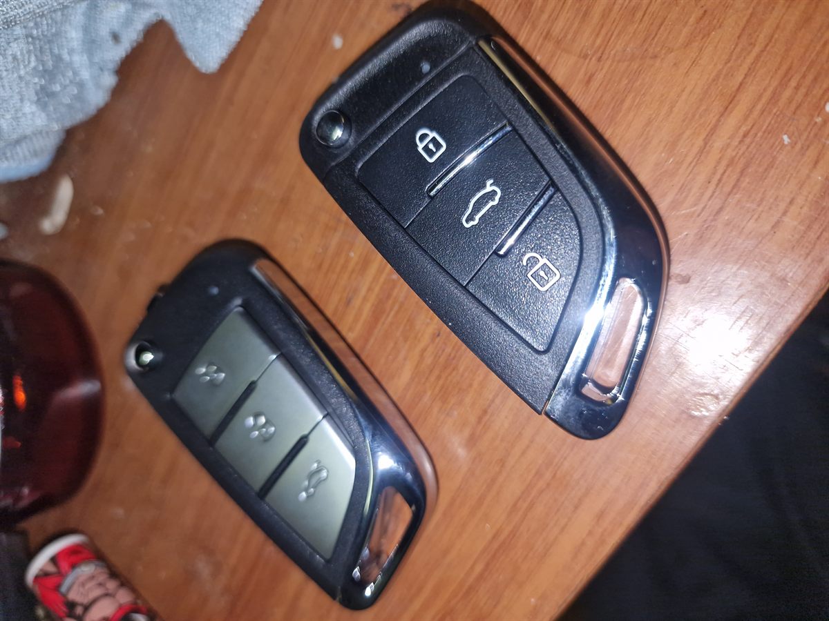 Double de clé et télécommande automobile